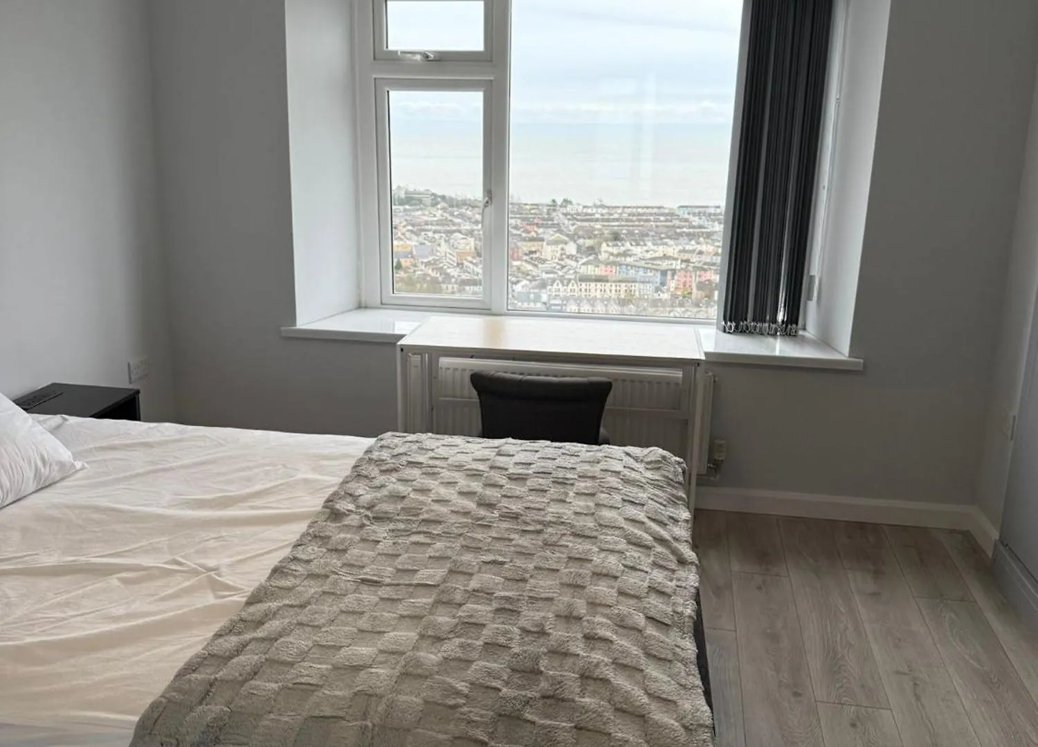 Elegant Room With Sea And Garden View In Swansea City Centre United Kingdom